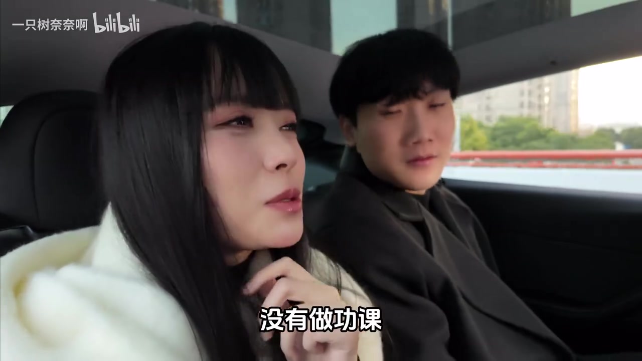 树奈奈和小伞跟着韩国人游上海:最后小伞闻着树奈奈直呼“你好香啊!”