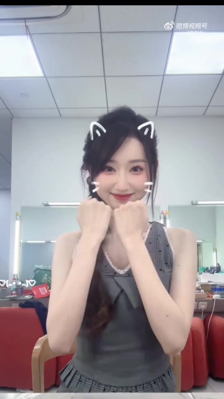 互动主持不是童童我不看!主持童童更博晒照:5月17日LPL互动见~